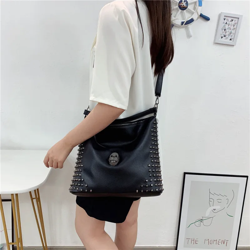 Fashion Women Handbags Punk Style Shoulder Bag Large Capacity Crossbody Bag Rivet Skull Tote Messenger Bag