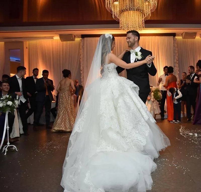 2025 Vestidos de novia de encaje hinchados de lujo Perlas con gradas Sweetherat Corte Tren Vestidos de novia de talla grande hechos a medida