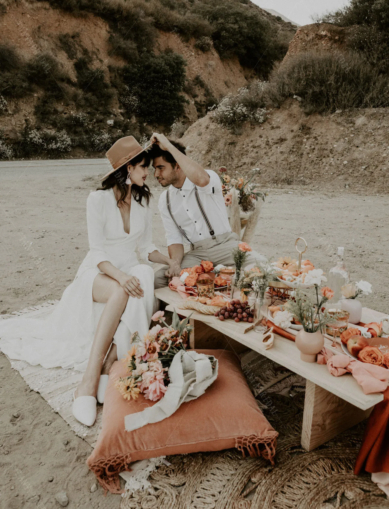 간단한 긴 소매 웨딩 드레스 v 넥 라인 우아한 부드러운 새틴 신부 가운 스플릿 약혼 가운 Beach Noivas DW514