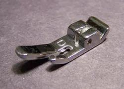 SINGER Sewing Machine Slant Shank Needle Snap On Straight Stitch Narrow Foot #541537