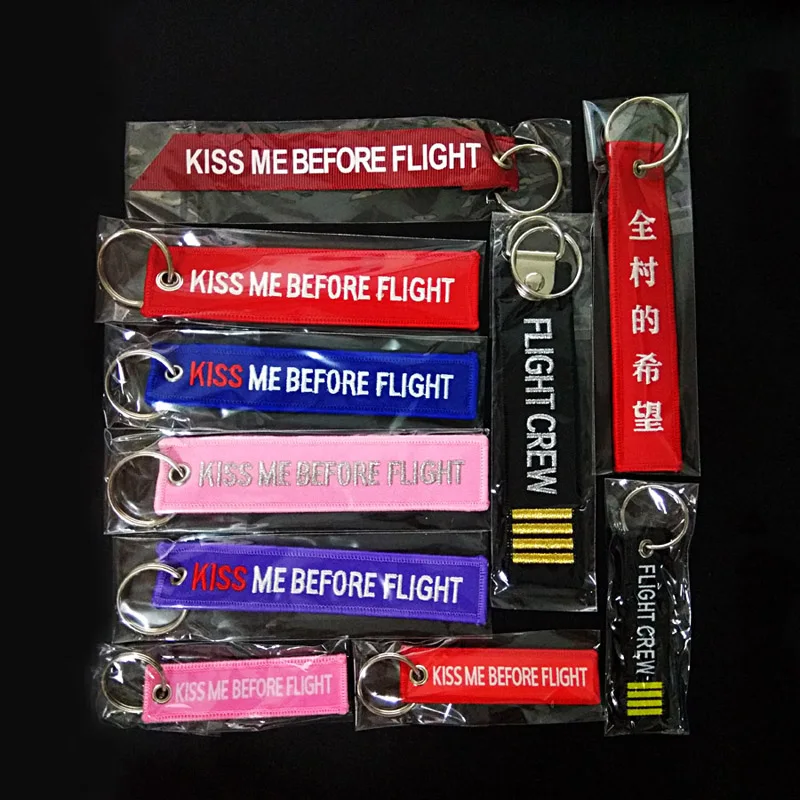 ¿Por qué elegir el llavero Kiss Me Before Flight como regalo de viaje?