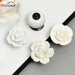 Wonzeal 1 pz manopole per fiori in ceramica rose bianche maniglie per mobili armadi per porte armadi per cassetti armadio tira con viti