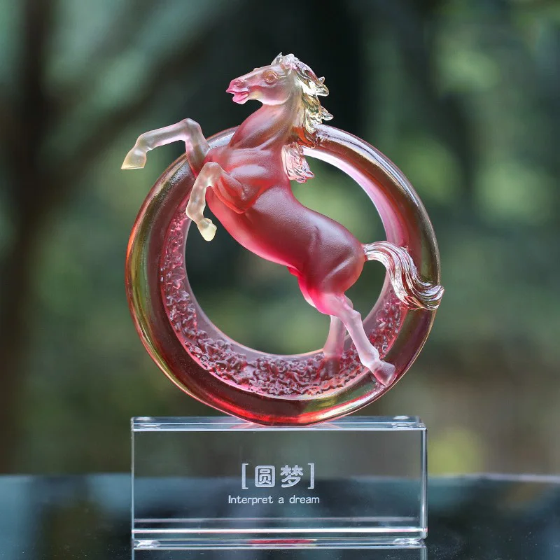 Cadeau de valeur : Sculpture artisanale en Liuli authentique de Chine, représentant un cheval sautant à la hauteur maximale, pour décoration de bureau et maison, pièce d'art originale.