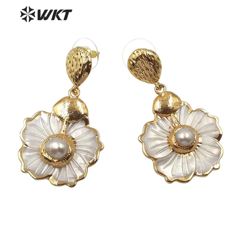 WT-E592 Wholesale White 18k Plated Dangle Earring With Real Pearl Charm Fashion Women Gold Flower Shell Decent Accessories