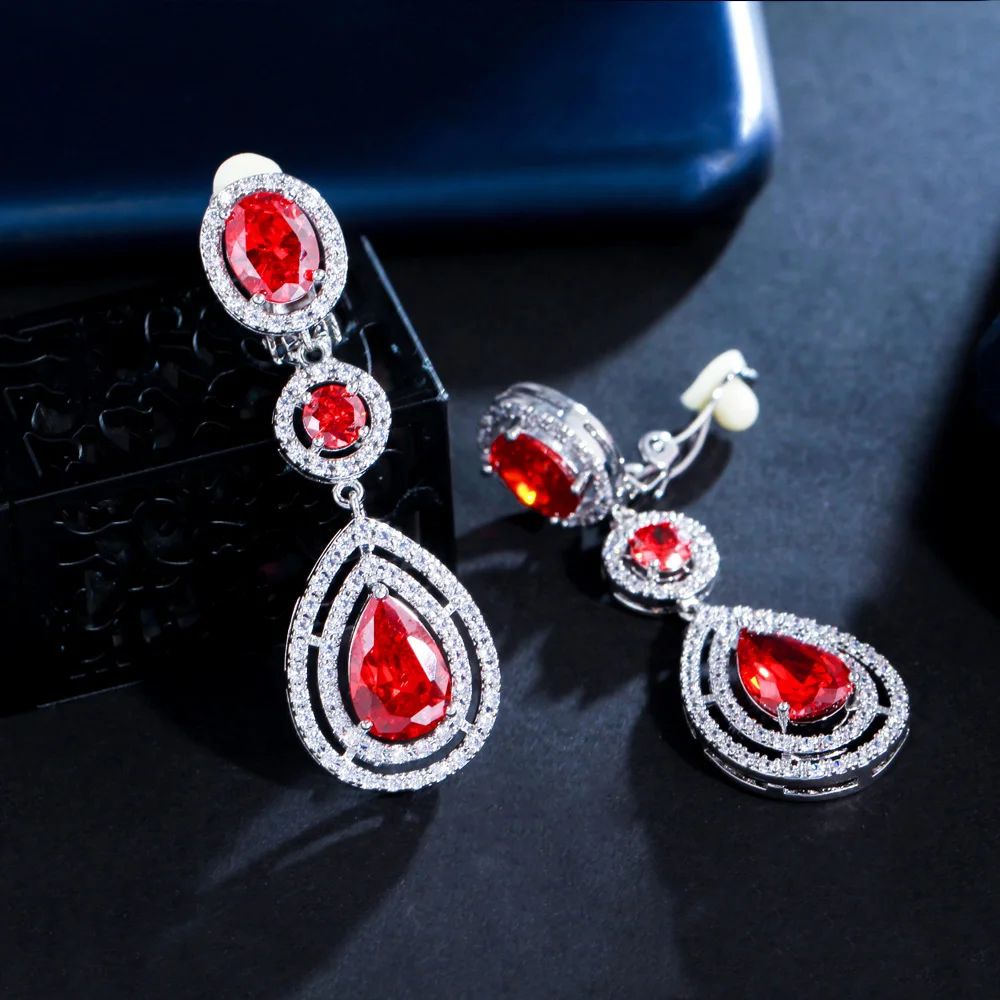CWWZircons Hochwertige Damen-Ohrringe mit roten Zirkonia-Steinen für Hochzeiten, Partys und Kostüme, lange Tropfenform, zum Anklipsen, ohne Ohrloch, EJ0017 – Detail 7