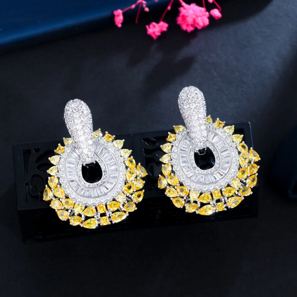CWWZircons Top Funkelnde Gelbe CZ Große Hängende Huggie-Ohrringe für Damen Abendparty Brautschmuck Großhandel CZ105 – Detail 5