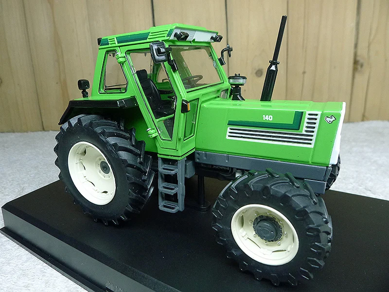 1: 32 F140 Tractor Model  Agricultural vehicle model  Alloy collection model