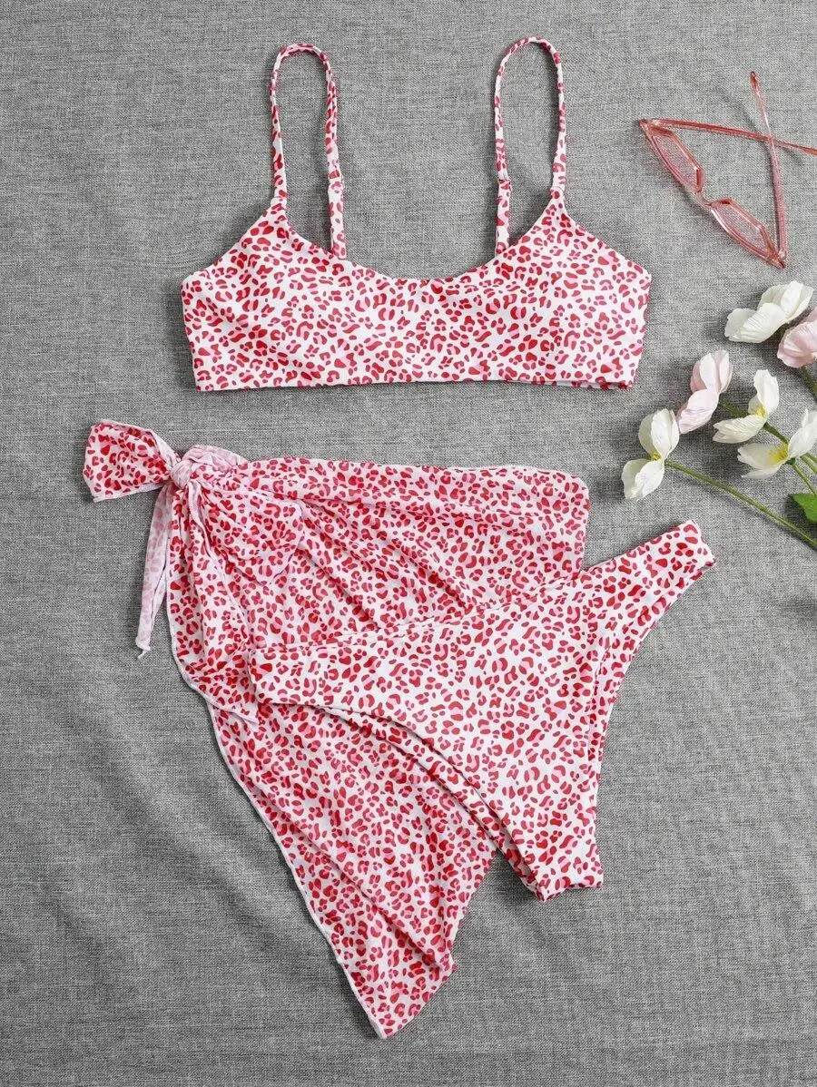 Bikini léopard, maillot de bain et jupe de plage