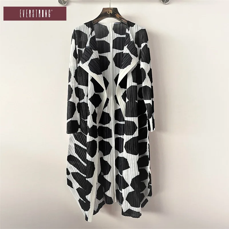 2021autumn women\'s long-sleeved trench coat Miyak fold Large size loose casual black and white printed lapel mid-length Cardigan