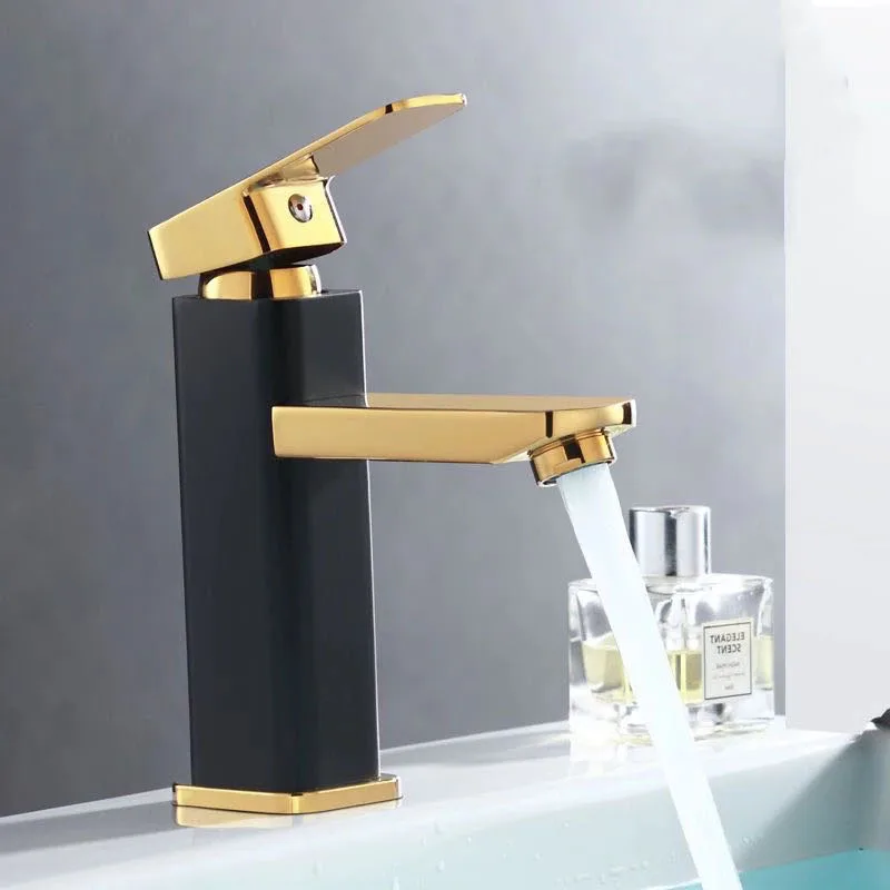 Cuadrado de oro y lavabo negro baño grifo lavabo grifo mezclador agujero único de pintura caliente fría grifos de fregadero cascada Faucut