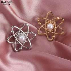 Broche de átomo químico creativo, Pin de solapa de perla blanca, alfileres de camisa para profesor de ciencia química y física, insignia, regalo para estudiantes de graduación