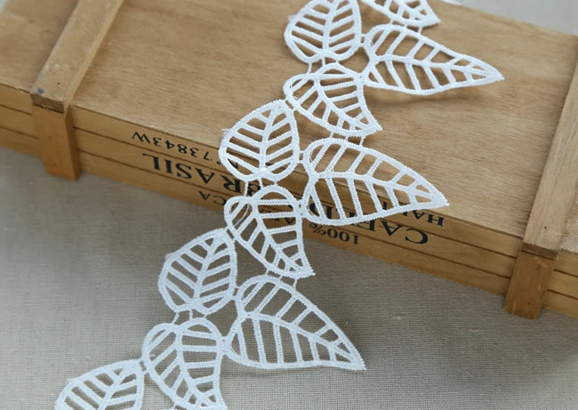 1yard Width:7.7cm Fashion Leaves Ivory White Color Lace Emboried Crochet Laces for Decoration(ss-1009)