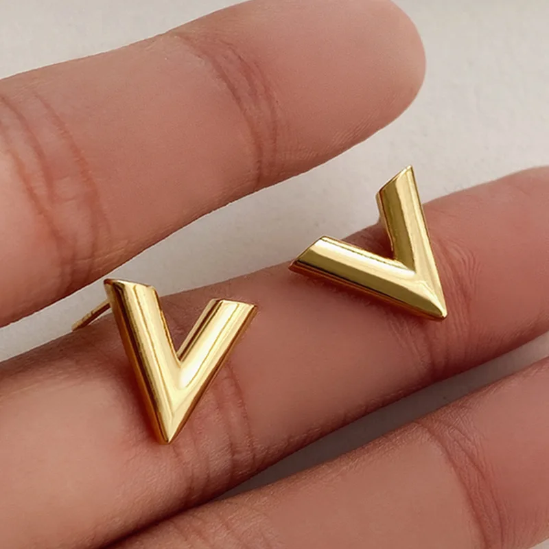 Pendientes pequeños clásicos chapados en 18 K de acero inoxidable con letras en V, aretes sexys de Reina para fiesta, joyería Trendsetter para mujer