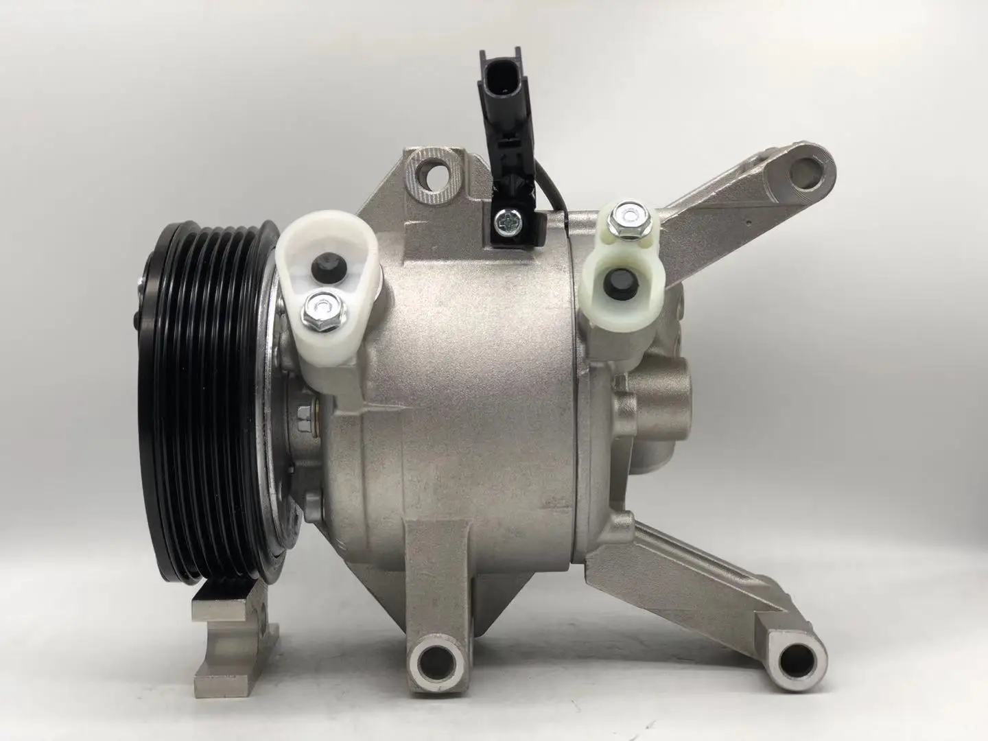 For MAZDA DEMIO AC COMPRESSOR D07A61450