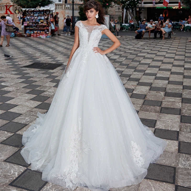 Vestido de novia de tul de alta gama con apliques bordados, manga de casquillo de lujo, cuello redondo, botón en la espalda