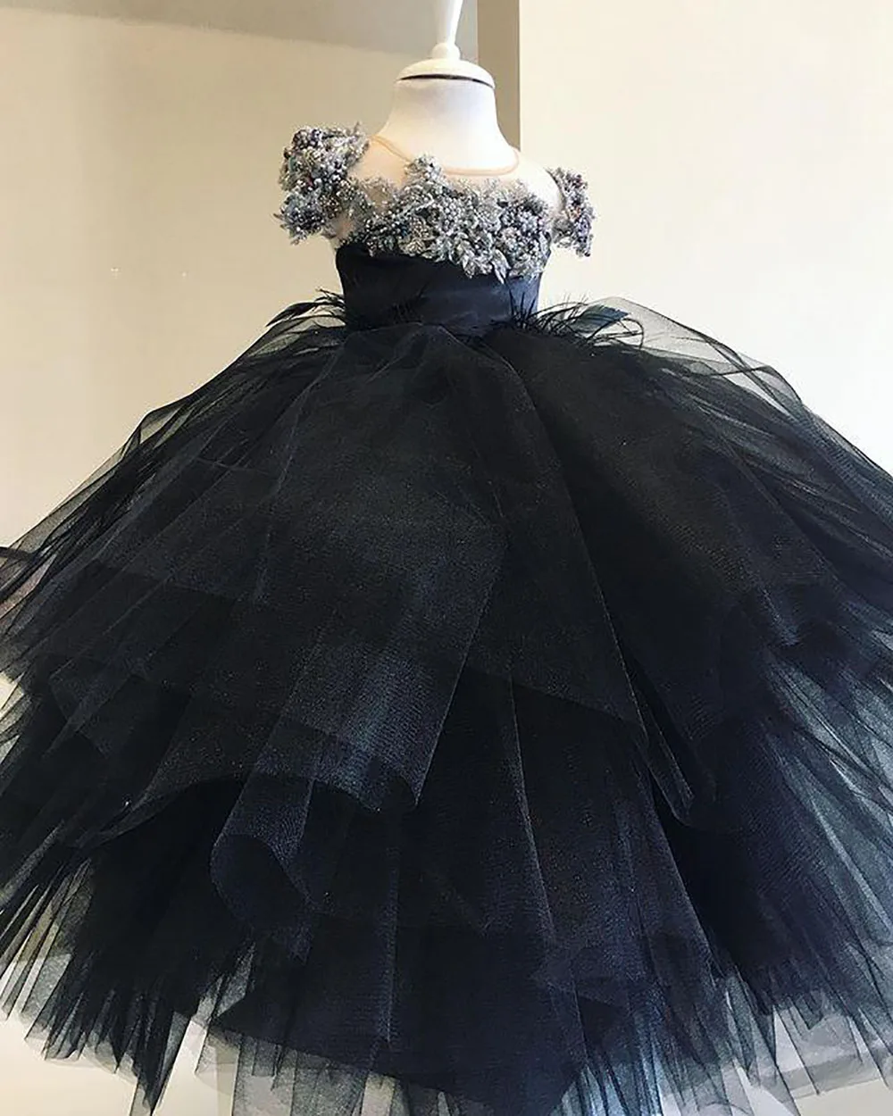 

Flower Girl Dresses Black Luxurious Lace Ball Gown Beaded Tiers Tulle Lilttle Kids Birthday Pageant Weddding Gowns