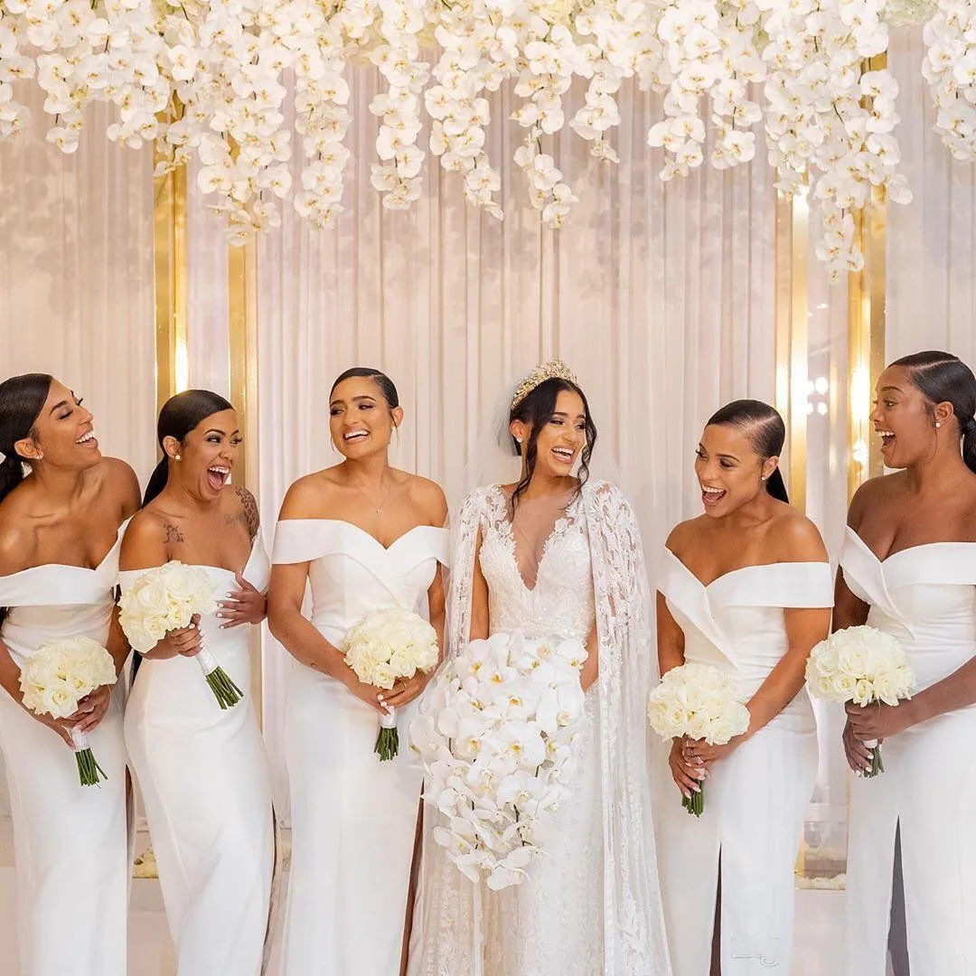 Robes de demoiselle d'honneur en Satin blanc, épaules dénudées, longues, froncées, balayage fendu, traîne, robes d'invitées de mariage, bon marché, 2021