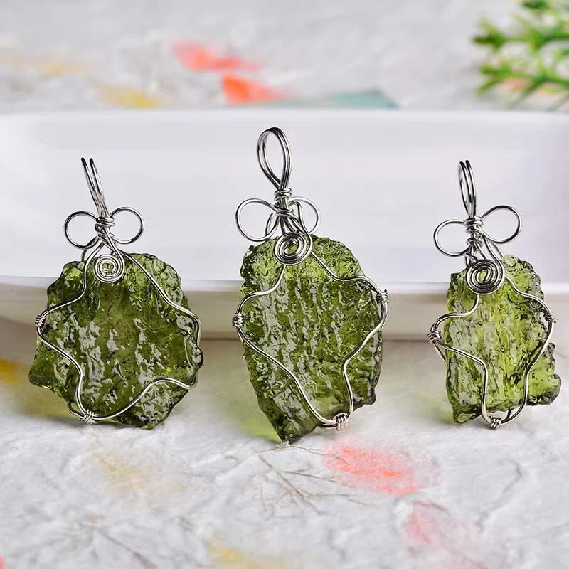 

Hot Sale A++ Natural Moldavite green aerolites crystal stone pendant energy apotropaic4g-6g/ lot+ free rope Unique Necklace