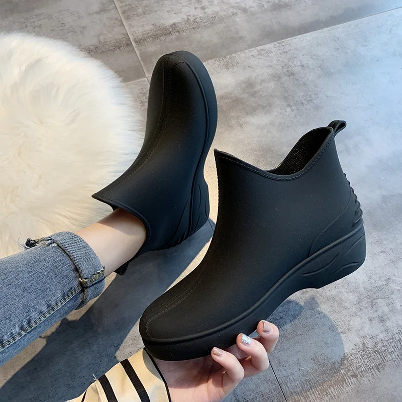 Sapatos de borracha swyivy botas de chuva à prova dwaterproof água deslizamento em 2020 novo outono feminino causal sapatos tornozelo botas de chuva plana peso leve