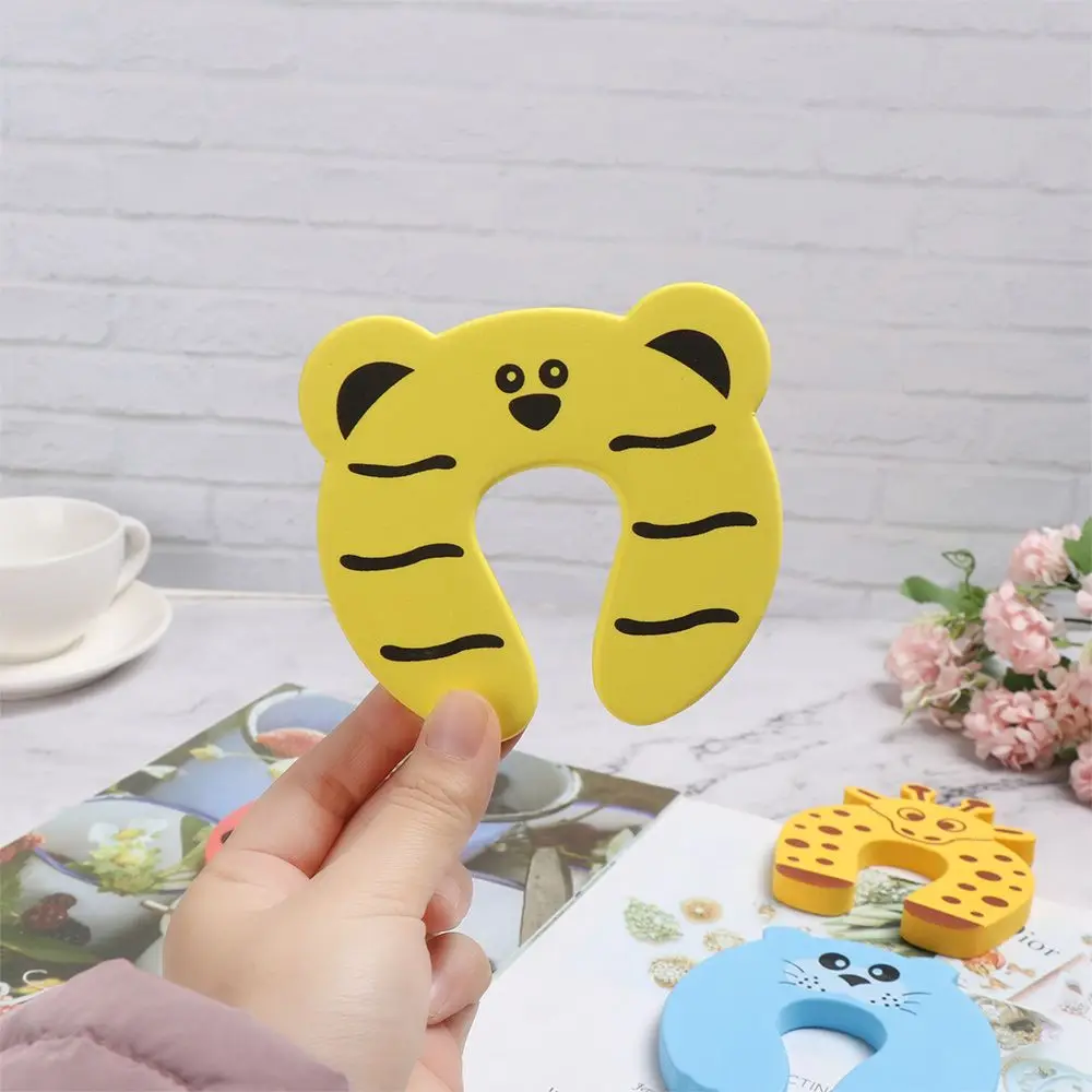 Tope de puerta de espuma suave para bebés y niños, Protector de dedos con dibujos de animales, Clip de seguridad para el hogar, cocina y dormitorio,