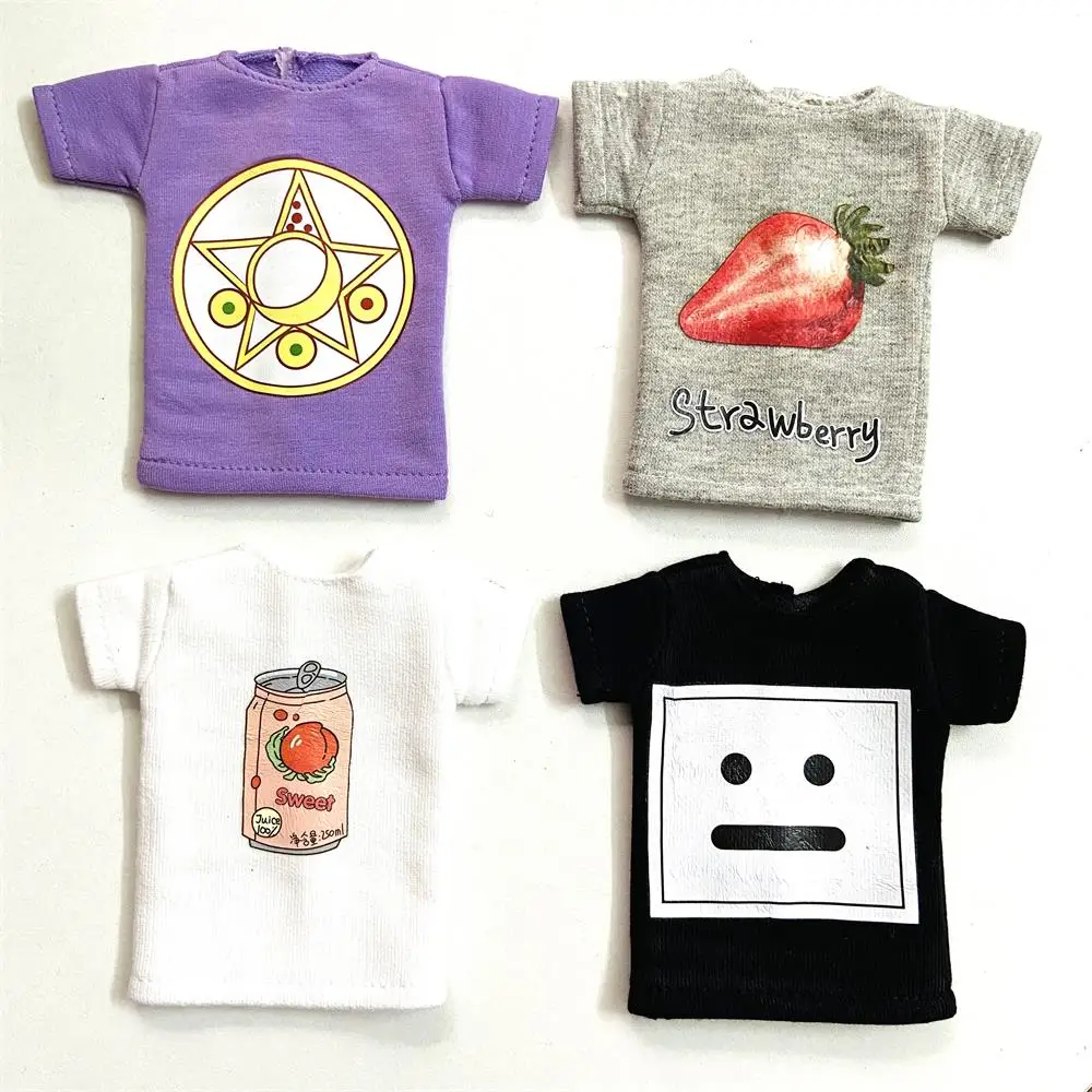 2 Stück/Set Blyth/Barbies Puppenkleidung, kurzes T-Shirt mit wunderschönem Aufdruck + gestreifte Socken, kann für 1/6 Puppenzubehör verwendet werden