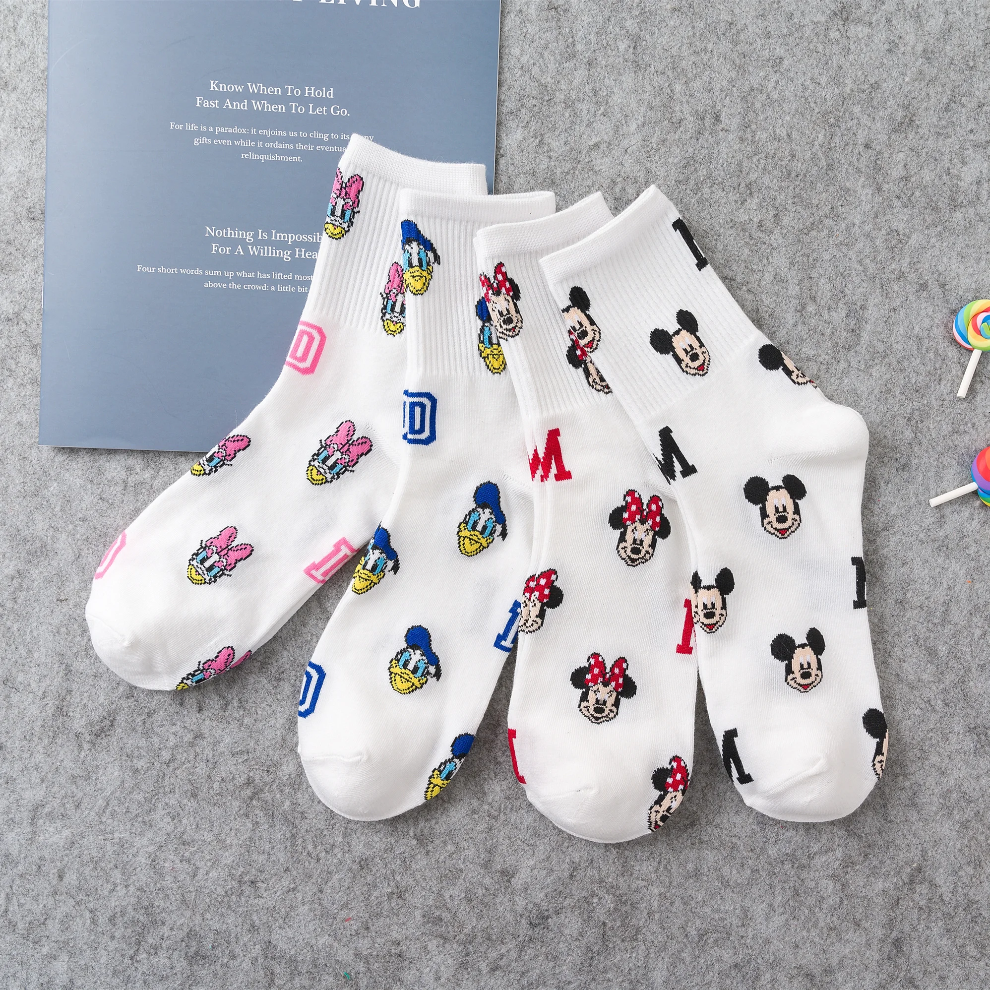 8 paia Disney Cartoon Socks Cute Mickey Minnie Daisy Donald Winnie maialino stampa bianco divertente Harajuku Fashion Kawaii Girl Sock