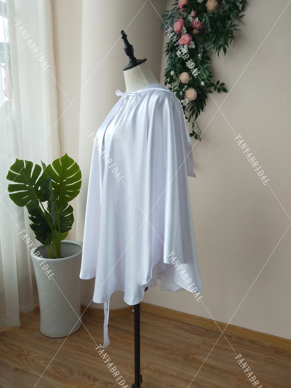 Ivoor Zijde Satijn Wedding Mantel, Bridal Cape Sjaal Jas Hooded Cape Bruids Accessoires Korte Bolero Gratis Grootte DJ076