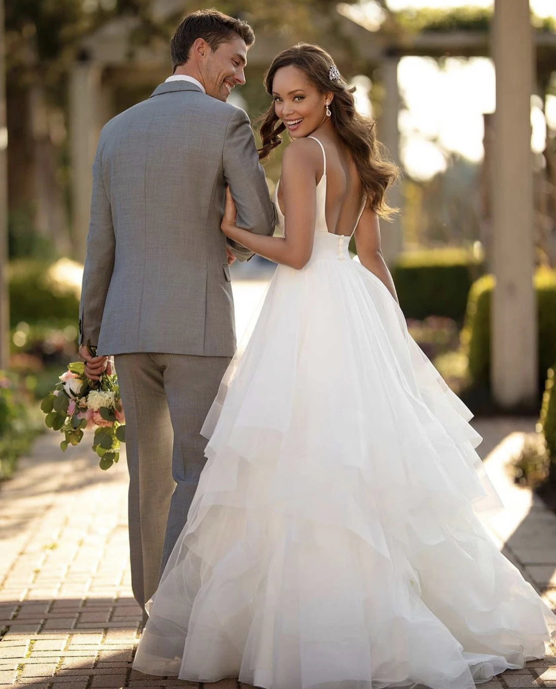 Vestido de casamento a linha com decote em v cintas de espaguete sem costas em camadas até o chão varredura trem vestidos de noiva simples 2021