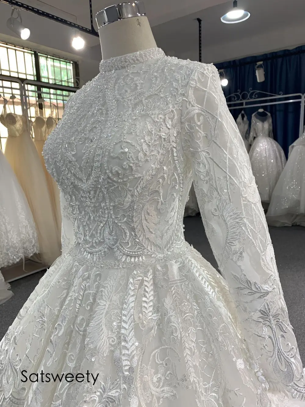 Luxury Beaded Muslims Wedding Dress 2022 Lace Appliques Long Sleeves Ball Gown Bridal Customized Vestido de Noivas