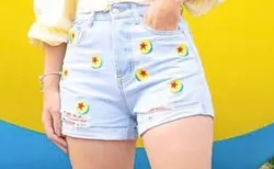 Pantalones cortos de mezclilla para mujer, shorts con bordado de lazo de dibujos animados, de cintura alta, lavados