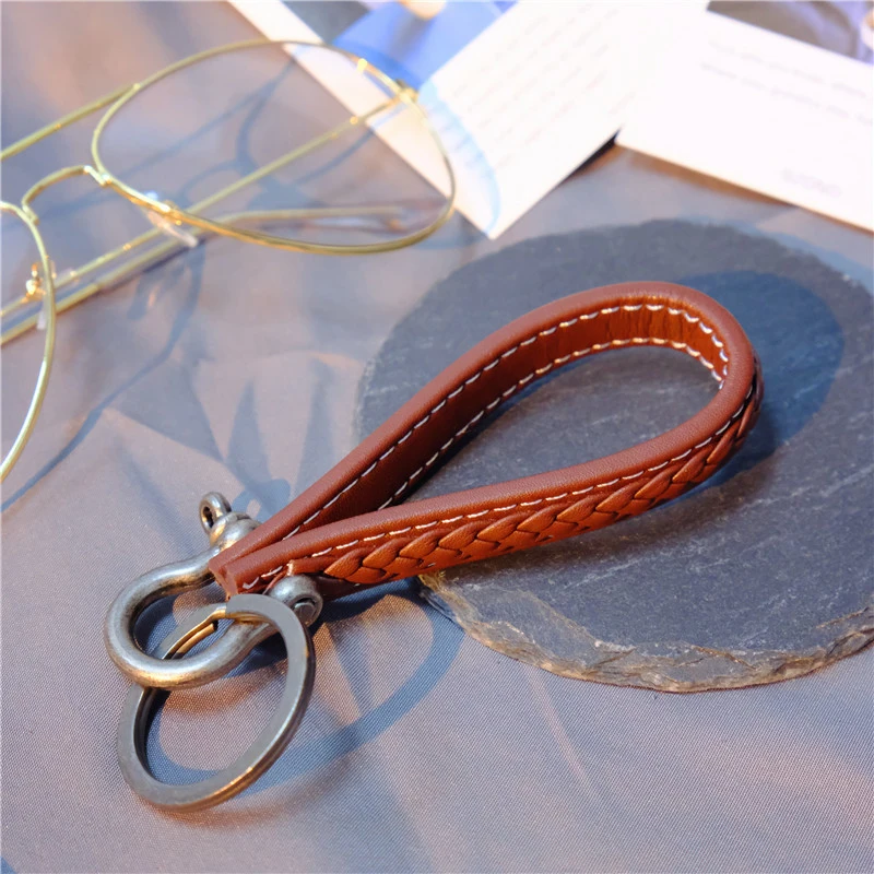 High-Grade Vintage Leather Car Keychain for Women Men Key Chains Key Rings Holder Purse Pendant Carbine Bag Charm Accessories