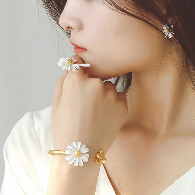 Korean Cute Vintage Flower Enamel Glaze Stud Earrings For Women Fashion Asymmetric Daisy Boucle d'oreille Brincos Jewelry Gifts