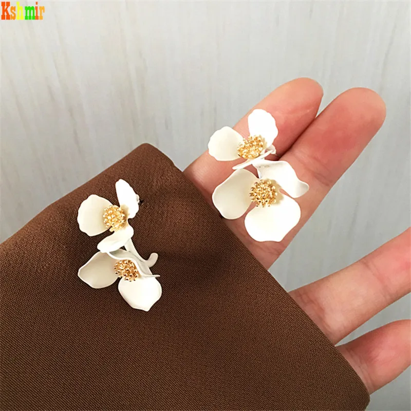 Kshmir New style white flower earring temperament female camellia ear nail girl ear act the role ofing 2021