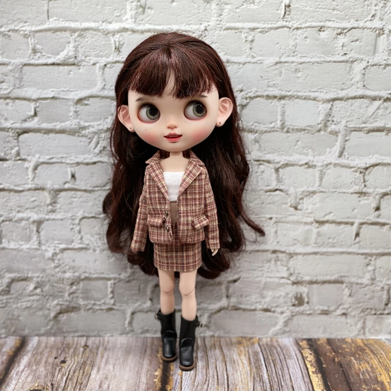 Blythes dolls suit is suitable for a 3 piece suit with a stylish 1/6 size plaid blazer white strapless plaid coat and a versat