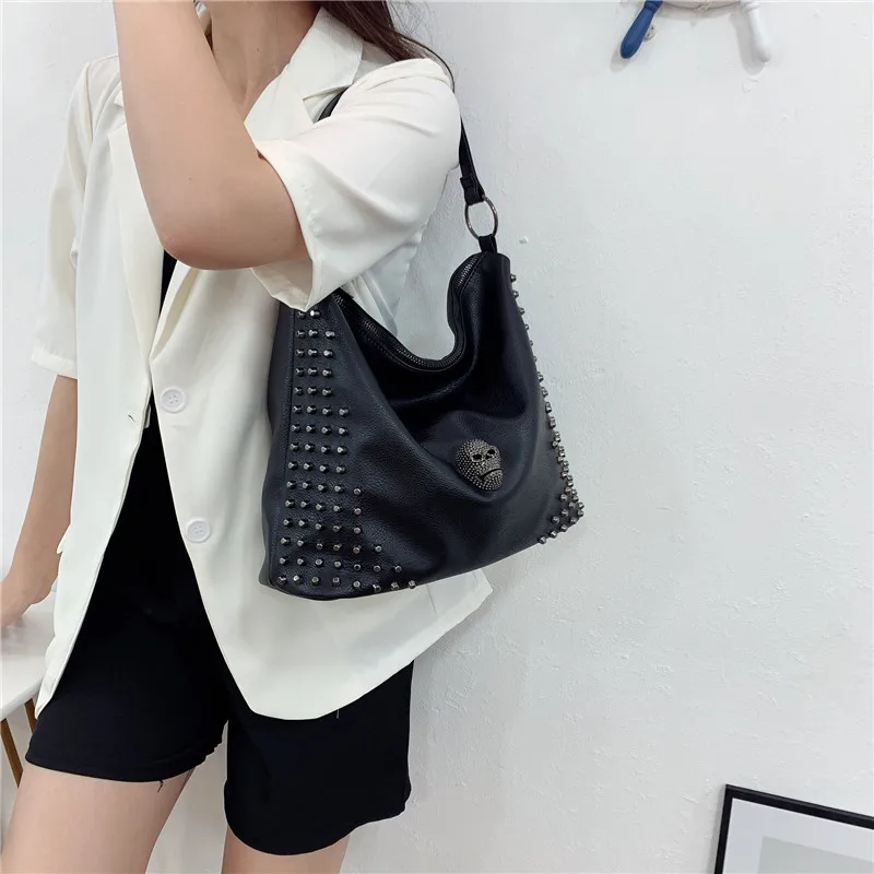 Fashion Women Handbags Punk Style Shoulder Bag Large Capacity Crossbody Bag Rivet Skull Tote Messenger Bag