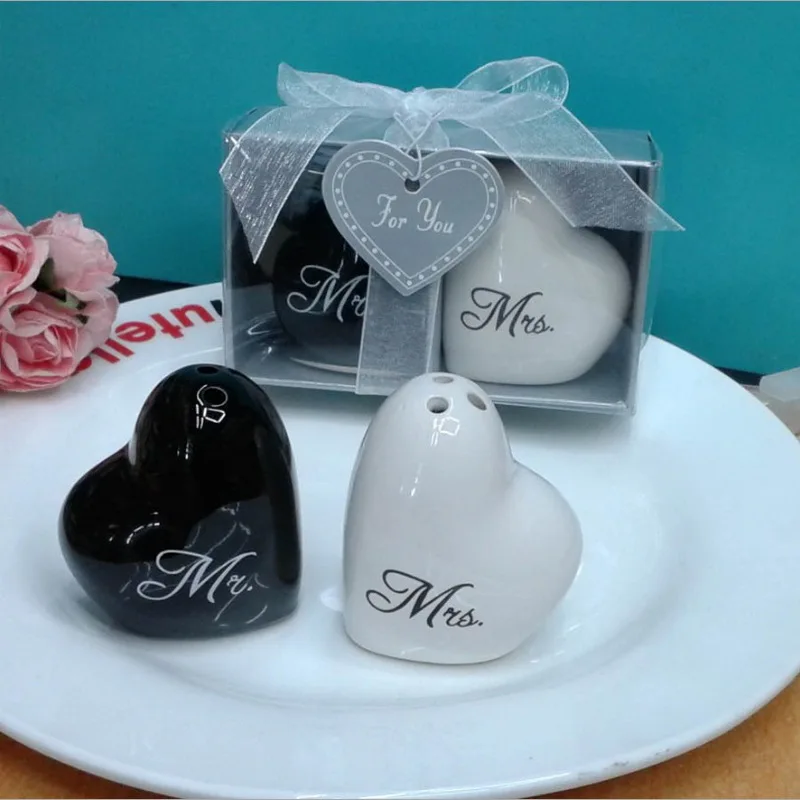 1 SET X Mr.& Mrs.Heart Ceramic Salt&Pepper Shakers White and Black Wedding Seasoning Pot Kitchen Party Souvenir