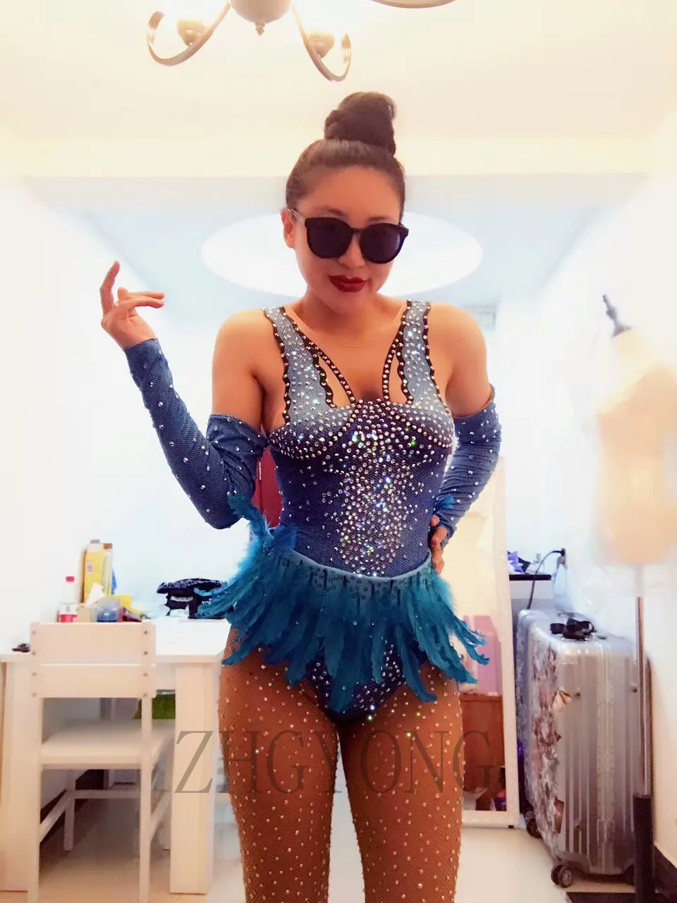 Niebieski Kombinezon z Piórami i Cyrkoniami Rękawiczki Strój Sceniczny dla Tancerki Piosenkarki Seksowny Kostium na Bar Imprezę Klubową Występ Piosenkarki