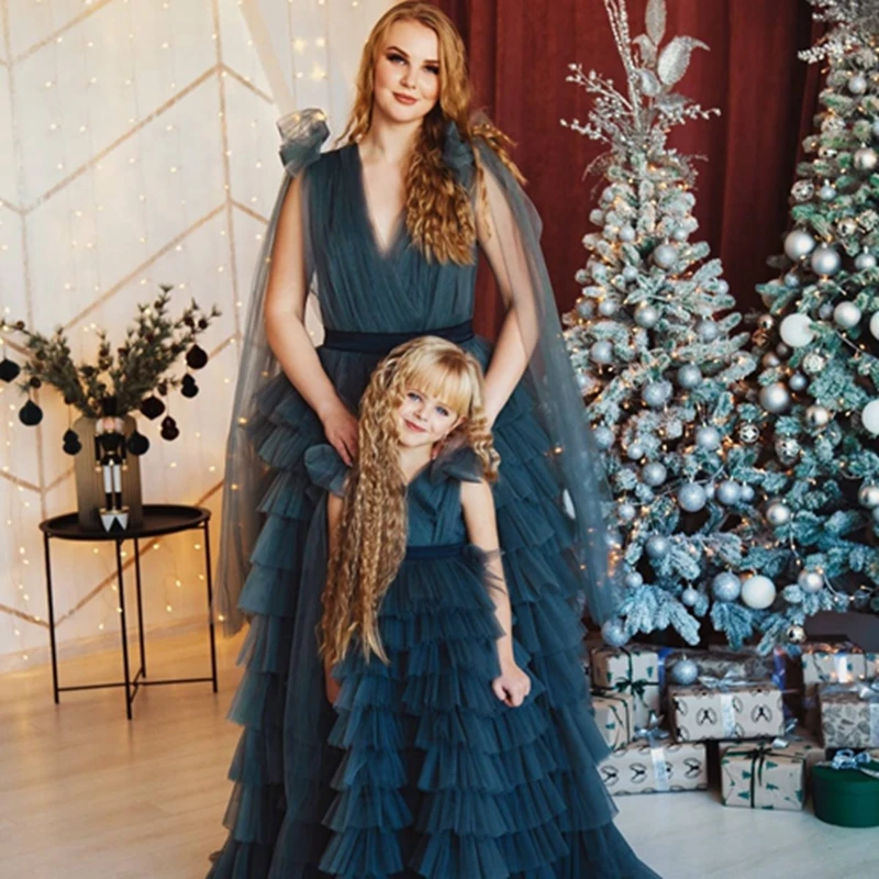 

Mother And Daughter Tulle Ruffles Puffy Prom Dress Pretty Bow V-neck Tiered Mesh Mom And Me Prom Party Gowns Floor Length