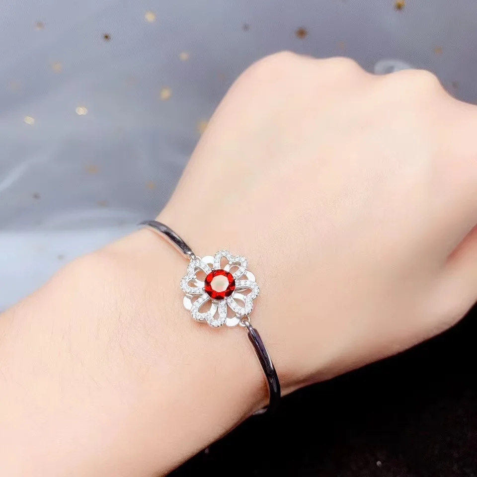 Super new. Rotating bracelet. 925 Sterling Silver Natural Garnet women's bracelet. Beautiful and novel