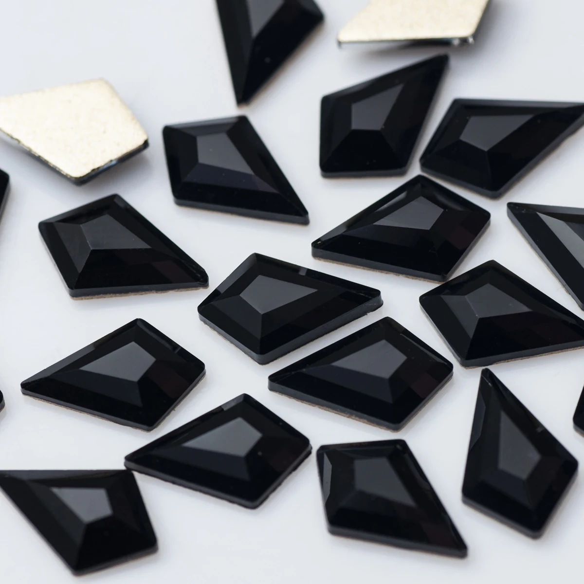 Kristallglas Kleine Pfeil-Strasssteine für Nagelkunst 100 Stück 4x6mm 5x8mm Flache Bunte Steine für 3D-Bekleidung und Handwerk – Detail 1