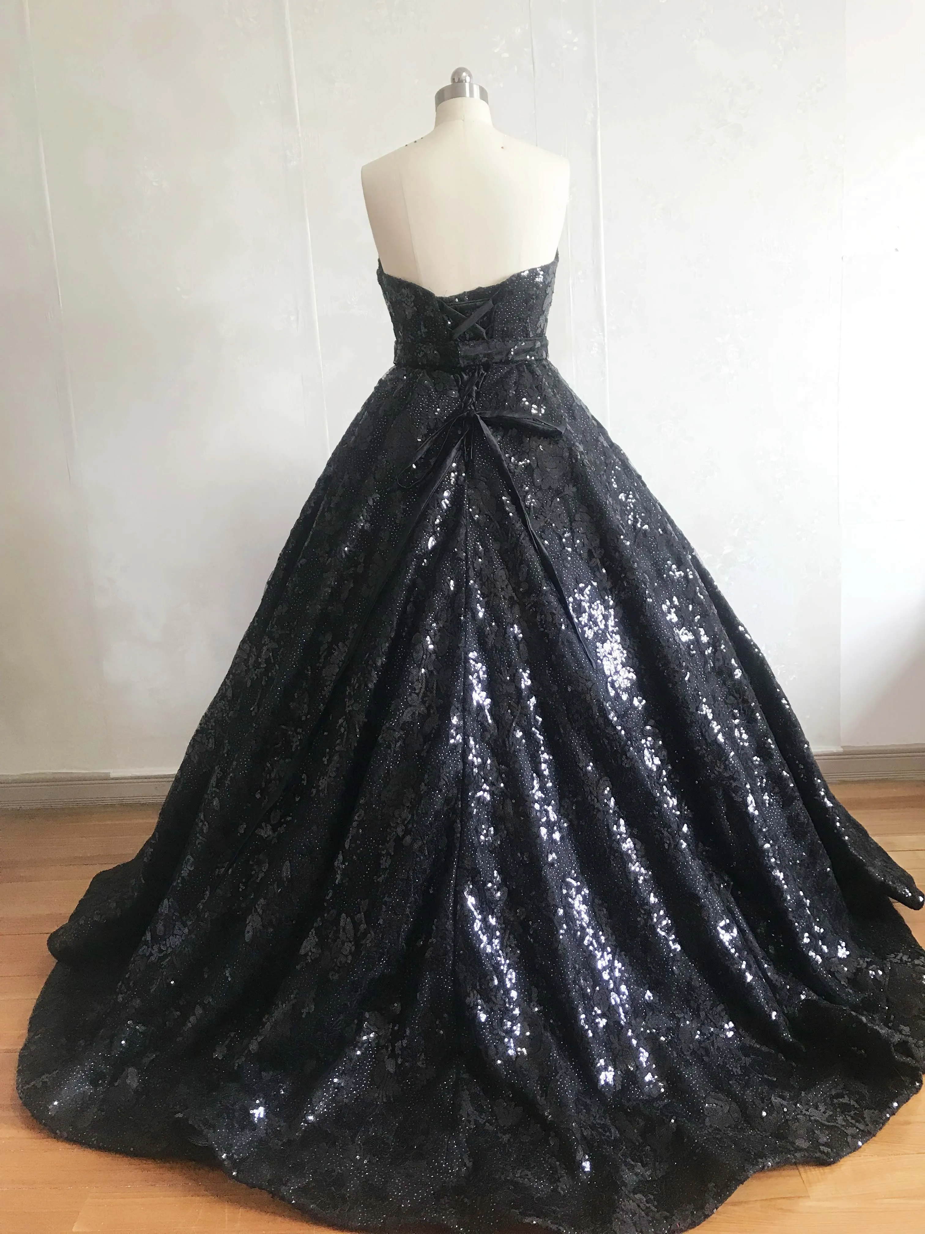 Vintage Vestidos De Fiesta Off the Shoulder Strapless Sleeveless Bling Bling Lace Ball Gown Puffy Black Evening Dresses