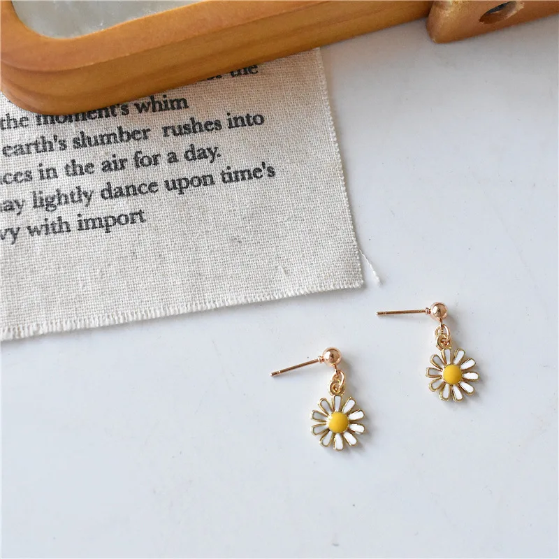 Korea Small Fresh Daisy Flower Short Earrings Cute Fashion Flower Student Earrings Jewelry Accessories Birthday Gift Earrings