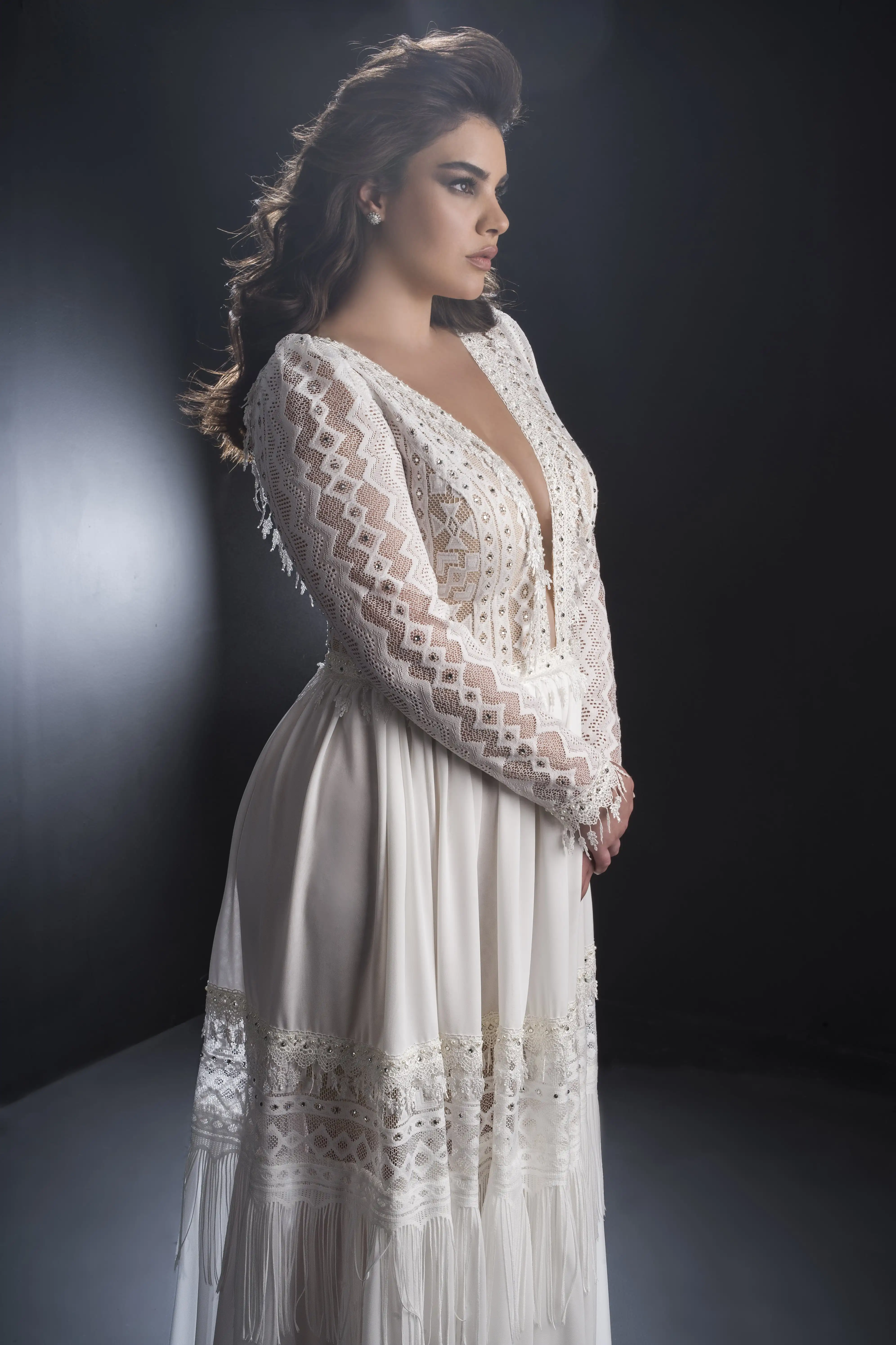 Robe de mariée en dentelle, grande taille, manches longues, décolleté en V profond, style Boho, longueur au sol, coupe trapèze