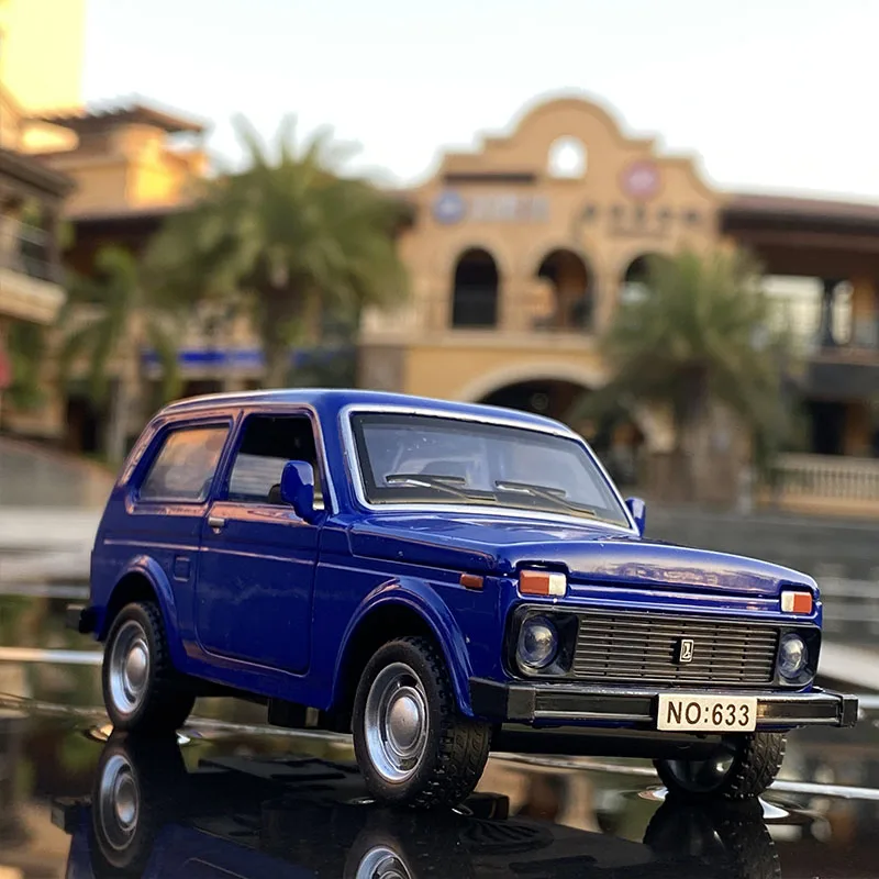 1:32 LADA NIVA Classic Car Alloy Car Model Diecast Metal Toy Vehicles Car Model High Simulation Sound Light Collection Kids Gift