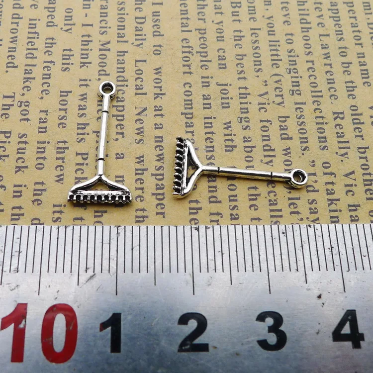 20 pieces/lot 9*20mm Antique siver color Metal alloy Razor shaver Charm Pendant Bracelet Key chain DIY accessory jewelry making