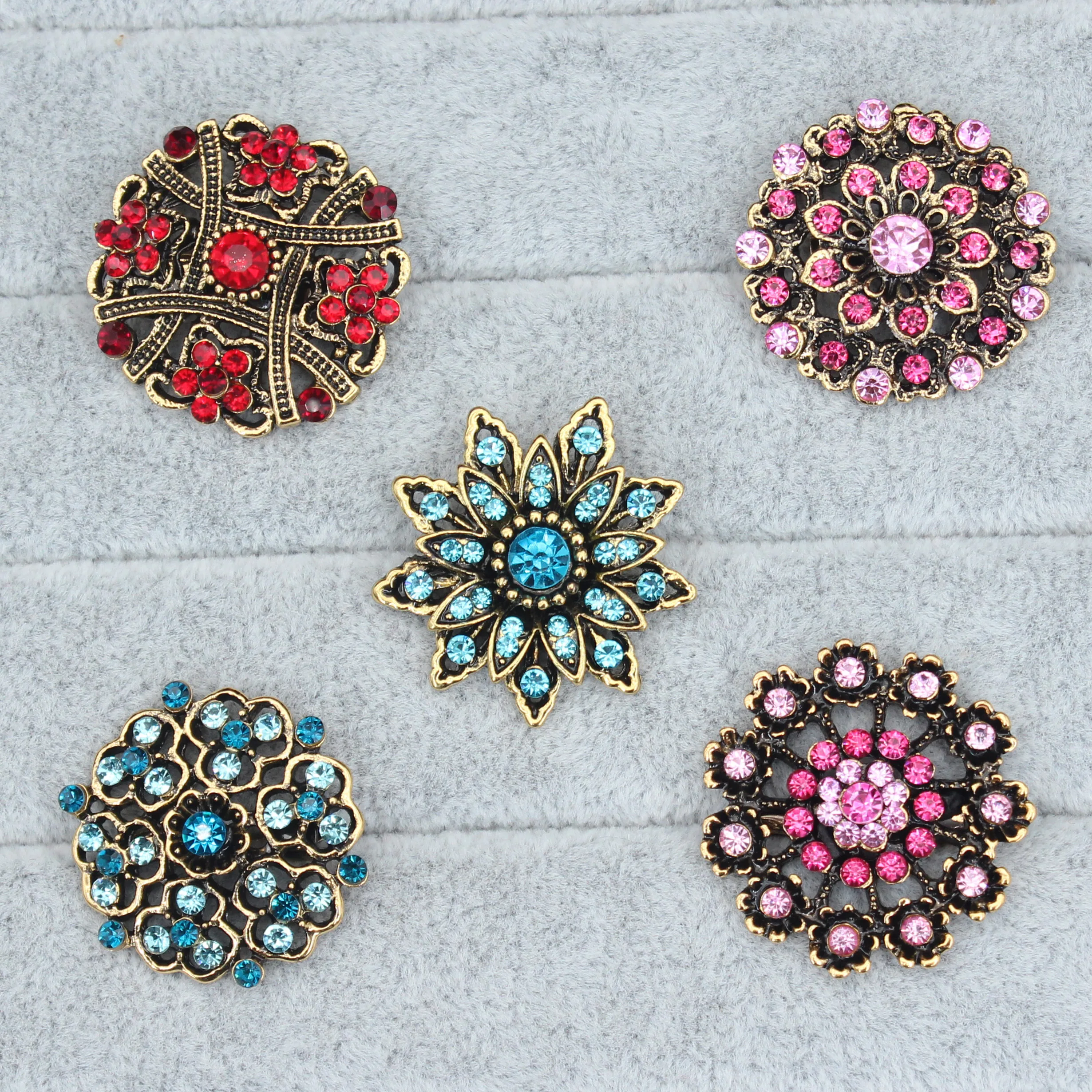 Antique Gold Color Plated Crystal Rhinestones Flower Pins and Brooches for Women Party Bouquet Bijoux Pins Clothing Accessories