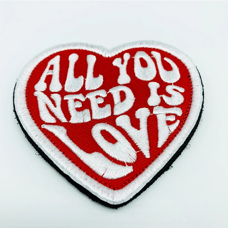 ALL YOU NEED IS LOVE Toppe ricamate di alta qualità Creatività Badge Hook Loop Bracciale 3D Stick sulla giacca Zaino Adesivo