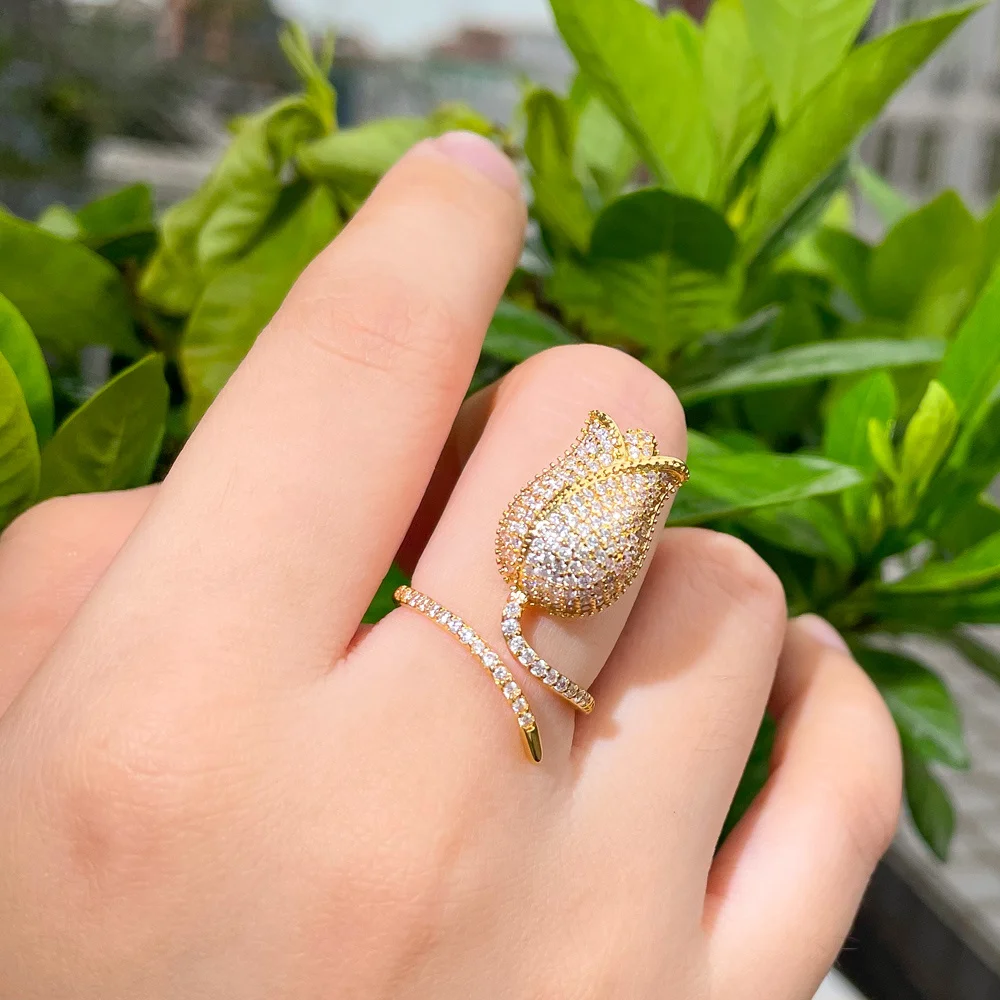 CWWZircons Chic śliczne Rose Flower Micropave cyrkonia regulowany kobiety ślub pierścionek zaręczynowy biały złoty kolor biżuteria R200