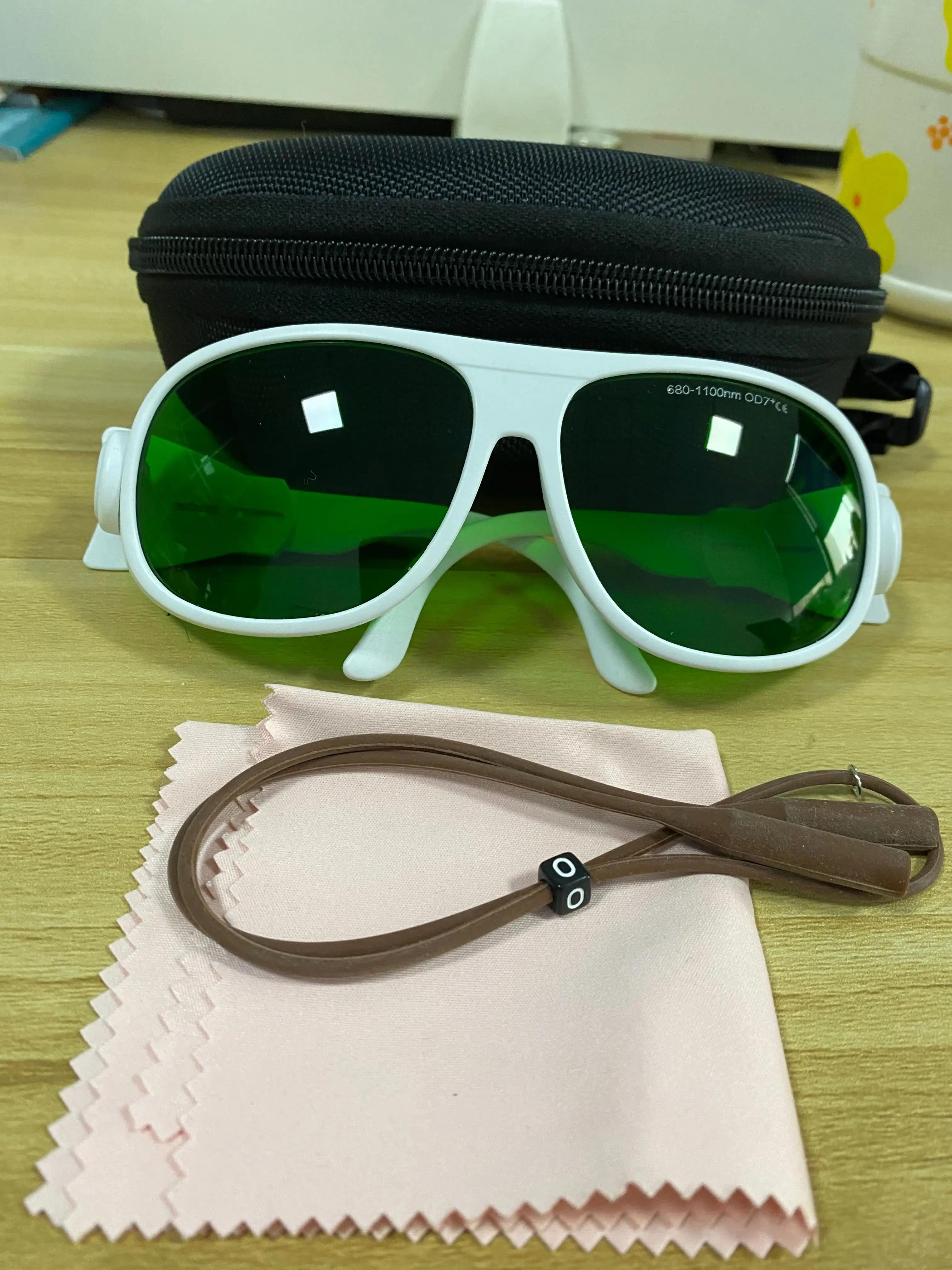 755 808 1064nm Laser Safety Goggles with CE White Frame Black Hard Case and Cleaning Cloth Rubber Holder