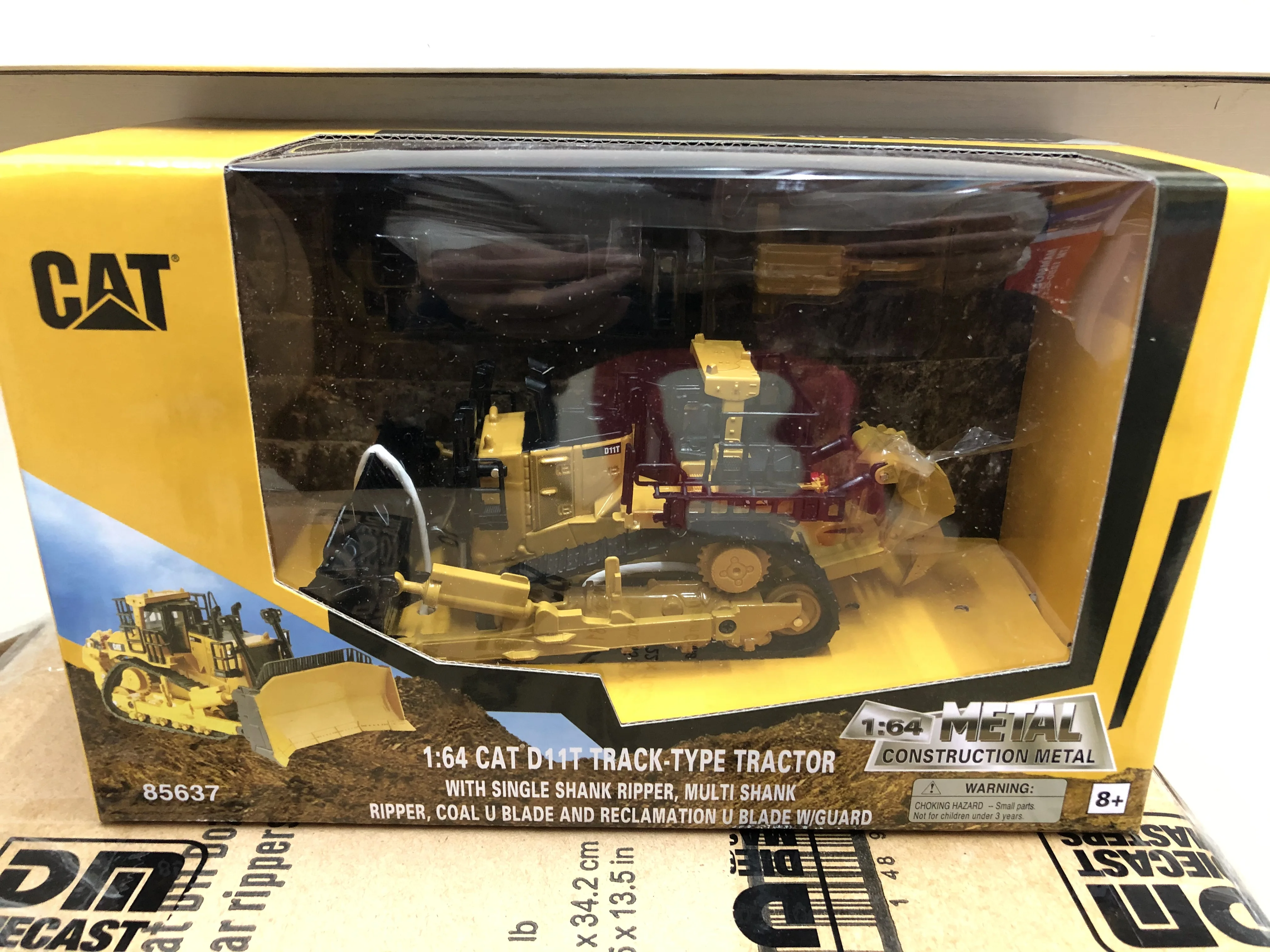 

DM 1:64 CAT D11T TRACK-TYPE Cate~rpillar Bulldozer Engineering Vehicle Model 85637 Gifts Souvenir Toys